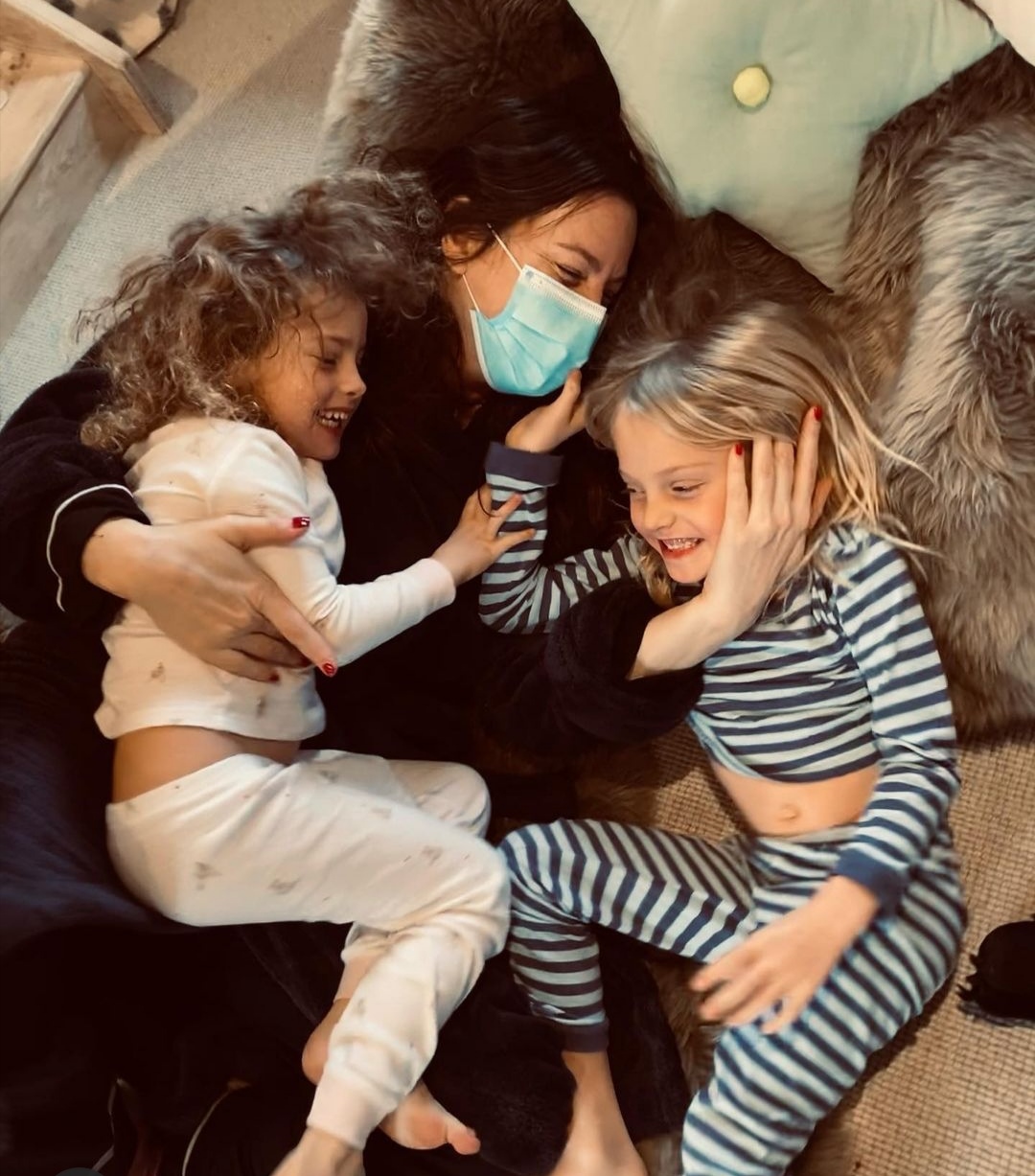 ليف تايلر مع طفلتيها بعد شفائها من كورونا- الصورة من حسابها على إنستغرام.jpg