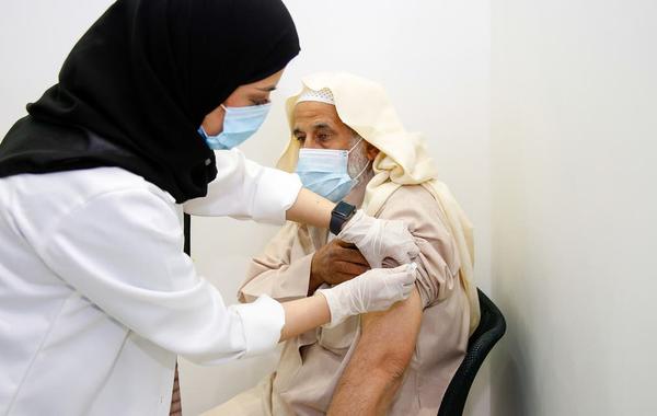 الصحة السعودية: إعطاء لقاح كورونا للفئة العمرية 70 عامًا فأكثر في المنازل