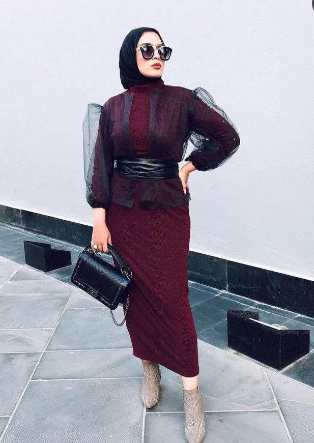 5 تنسيق بلوزة الشيفون مع الفستان من سارة طارق -الصورة من حسابها على الانستغرام