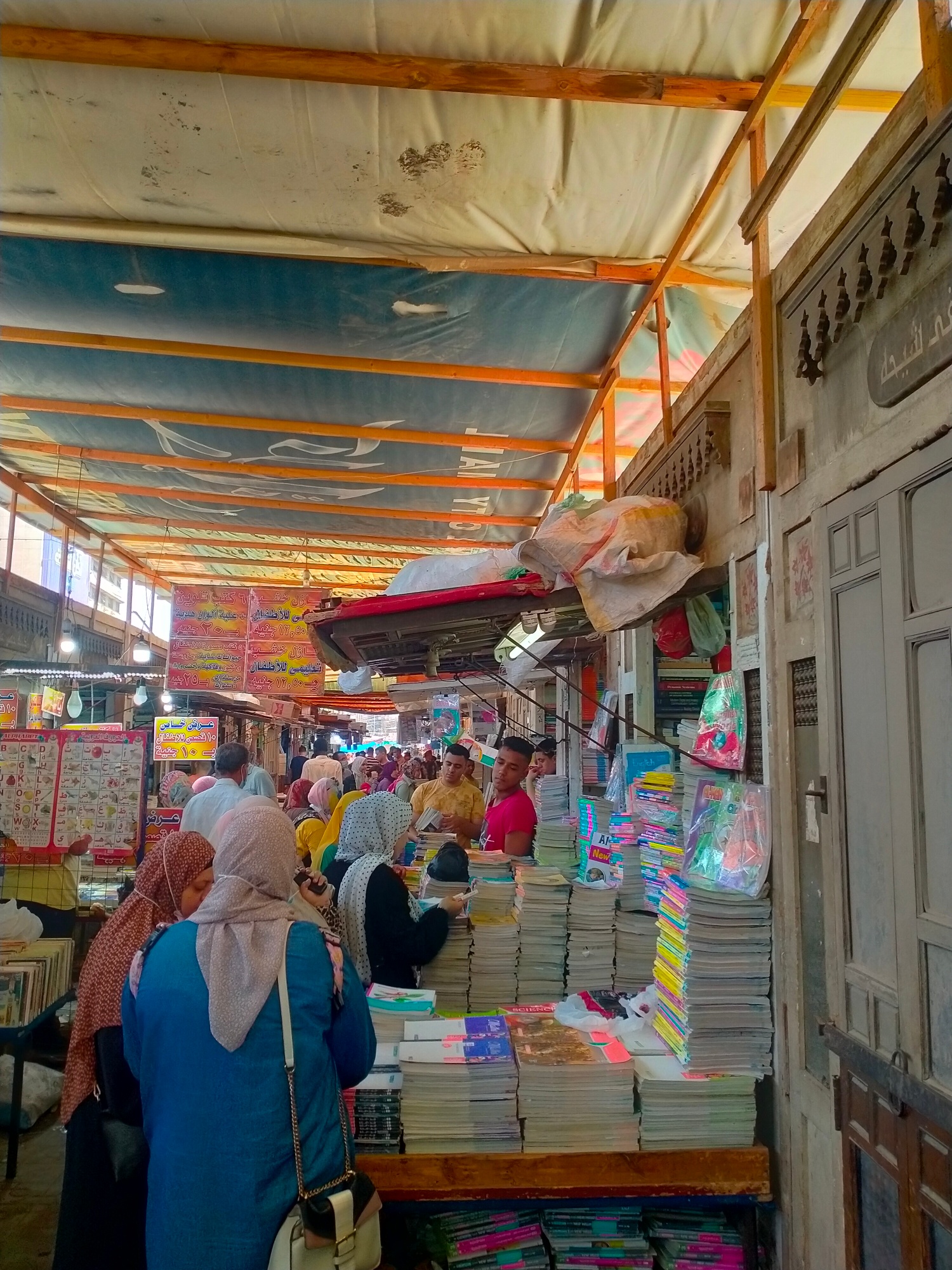 مهرجان سور الازبكية الرابع للكتاب يشهد اقبالا كثيفا مع وجود أدوات تعقيم ضد كورونا 