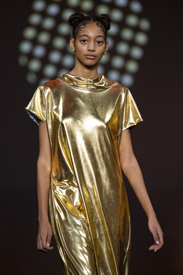 فستان ذهبي من مجموعة Casa Preti لعام 2022