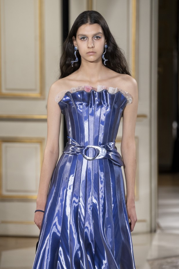فستان أزرق لامع من مجموعة جورج أرماني 2022