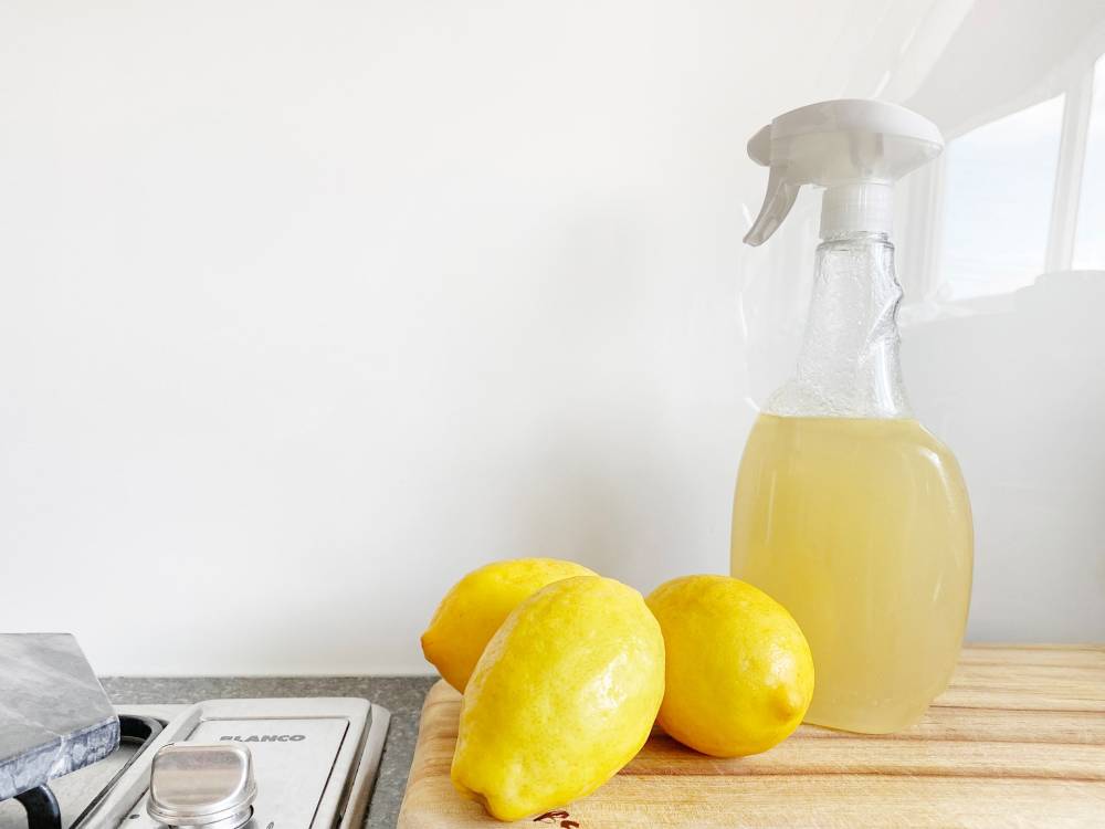 عصير الليمون في تنظيف الميكرويف