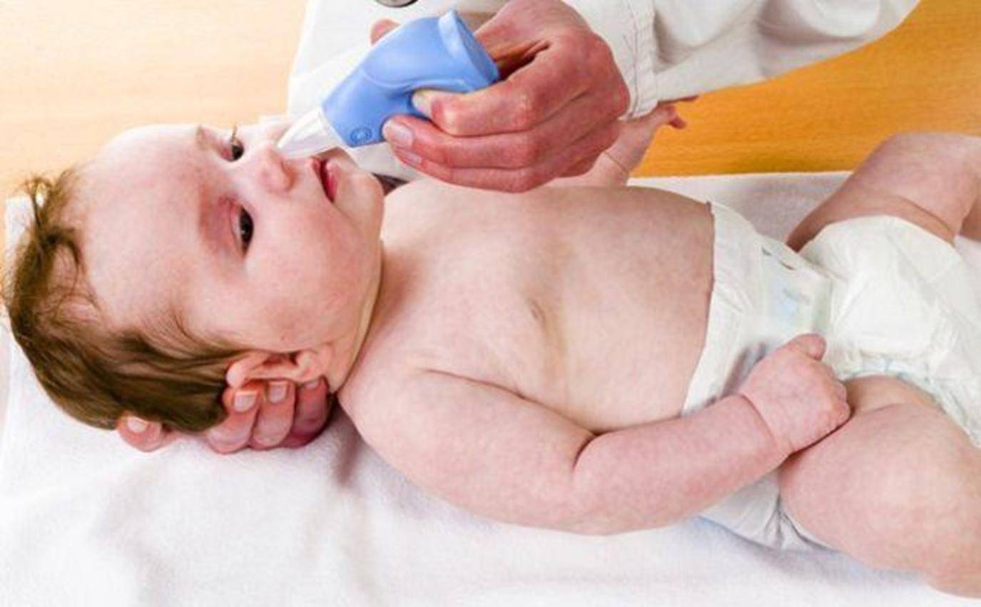 تنظيف الممرات الأنفية الحساسة لحديثي الولادة