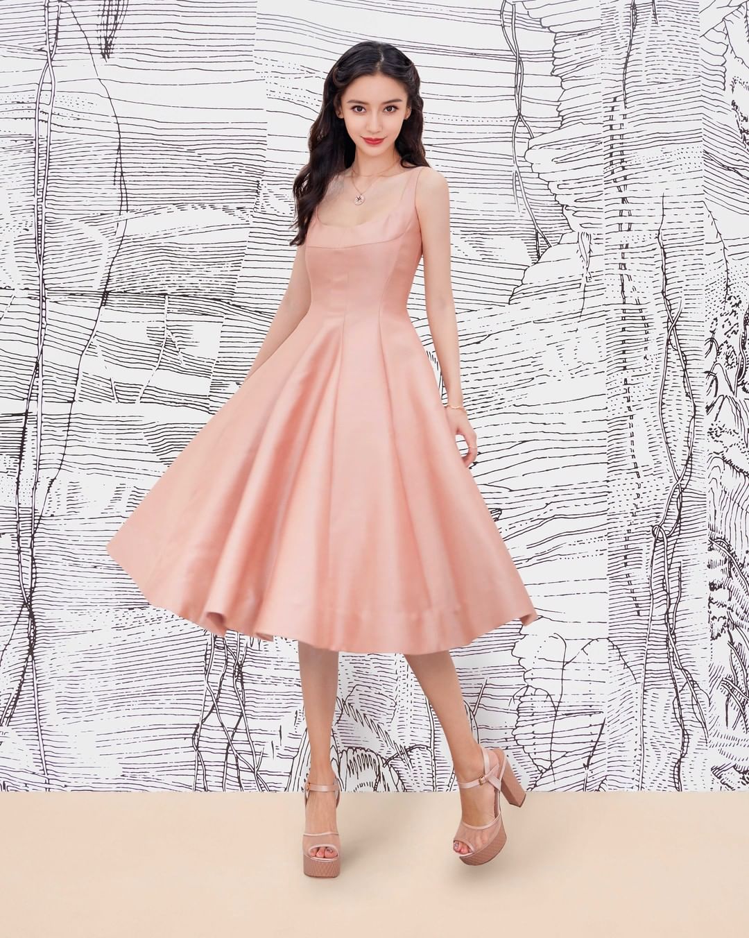 إطلالة كلاسيكية ساحرة بفستان منفوش من ديور- الصورة من انستغرام Christian Dior