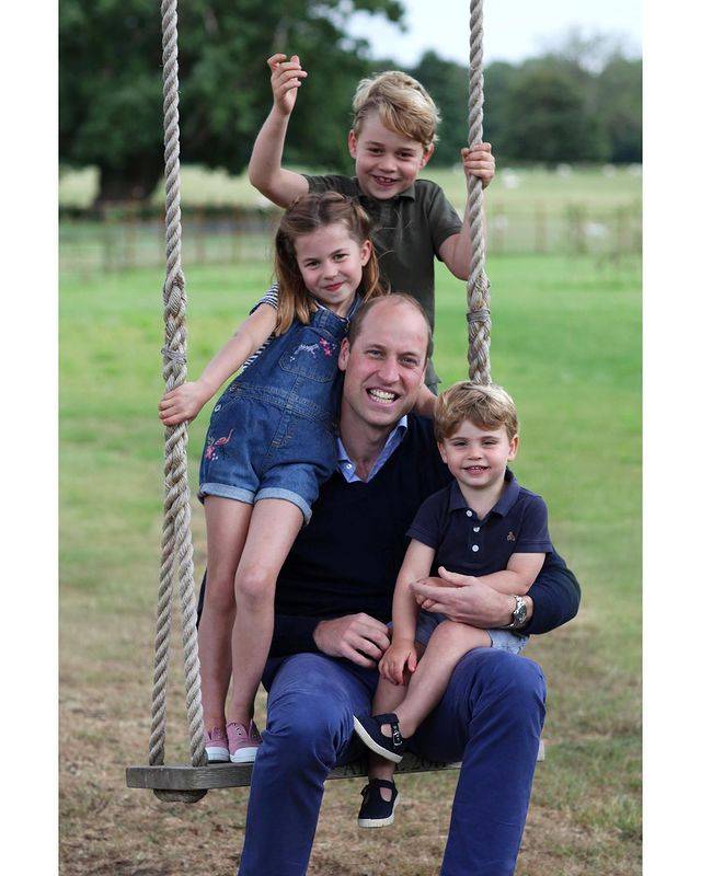تشارلوت مع والدها الأمير ويليام وشقيقيها- الصورة من حساب دوق ودوقة كامبريدج على إنستغرام