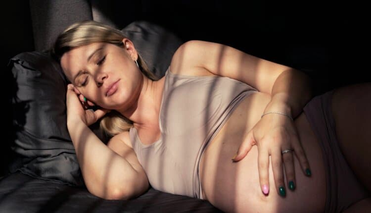 هل النوم على البطن يسبب موت الجنين