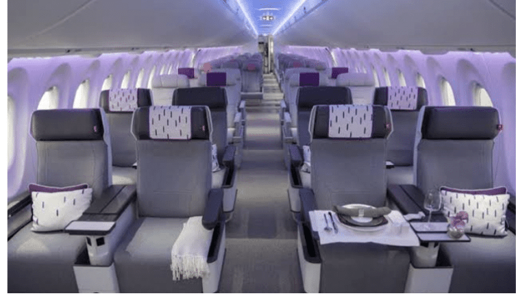 طائر ايرباص a220 من الداخل 