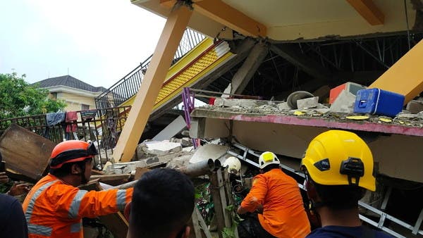 قتلى وجرحى بزلزال في إندونيسيا.. والعشرات محاصرون تحت مستشفى منهار