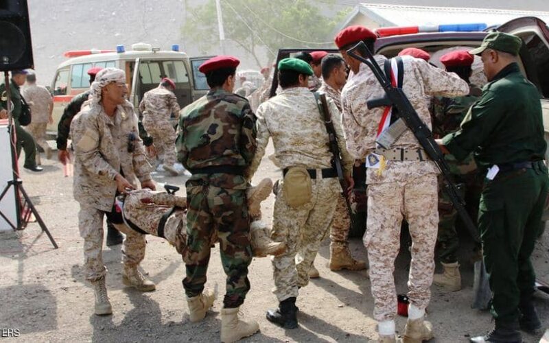 عدن تفيق على هجومين داميين للحوثيين وعشرات القتلى والمصابين