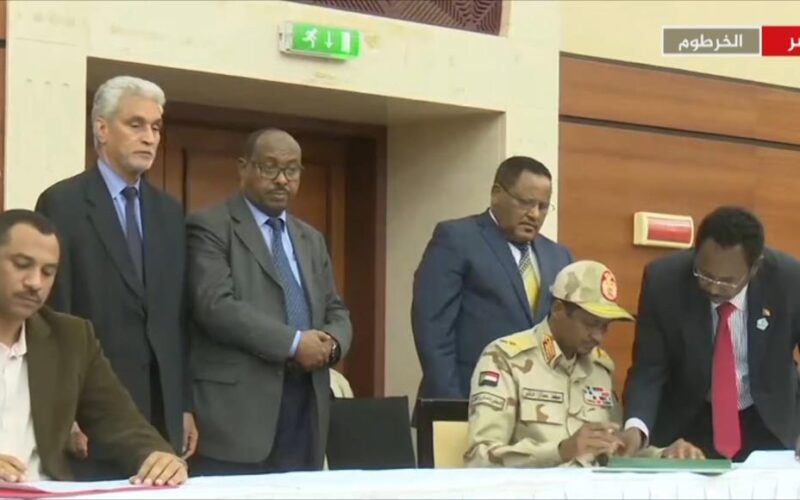 السودان : توقيع ممثلي المجلس العسكري وقوى التغيير على الاتفاق السياسي