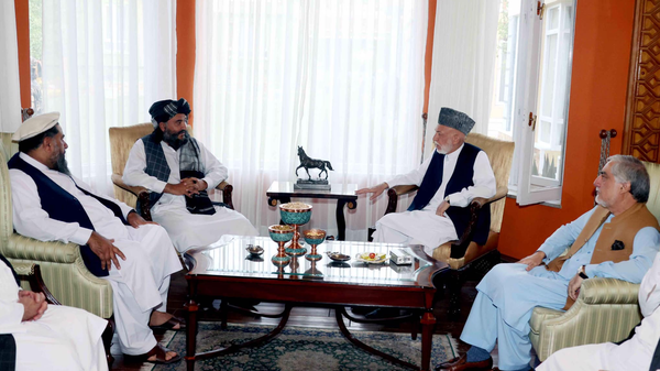 أفغانستان.. كرزاي يجتمع بمسؤول طالبان لبحث أمن كابل