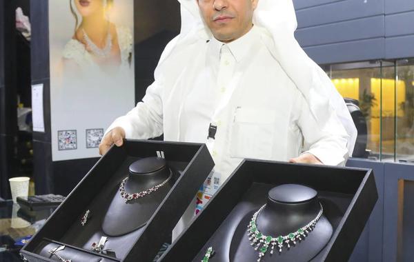 أطقم فاخرة للعروس من معرض المجوهرات في موسم الرياض