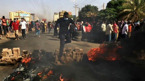 اشتباكات بين الأمن ومتظاهرين أمام مقر الجيش السوداني