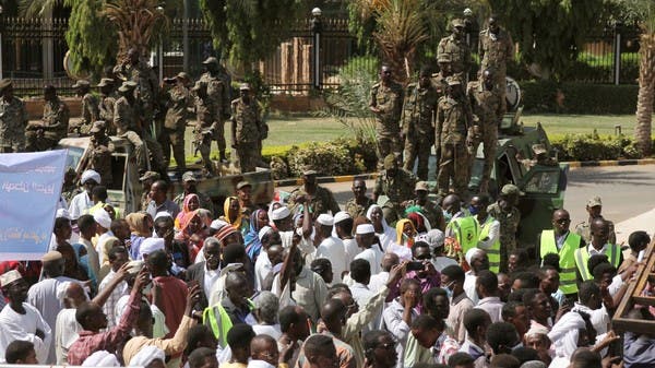 السودان.. محتجون يتجهون مجددا نحو مبنى الحكومة وسط طوق أمني