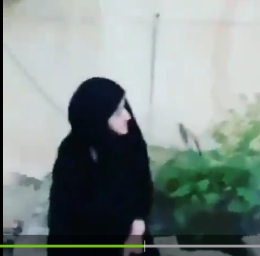 مقطع فيديو لعراقي يطرد والدته من منزله حافية القدمين