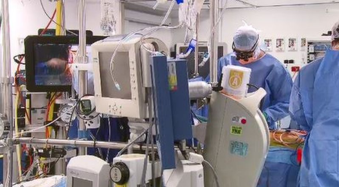 مستشفى ملبورن يجري جراحة قلب مفتوح في غرفة عمليات متنقلة بكراج سيارات