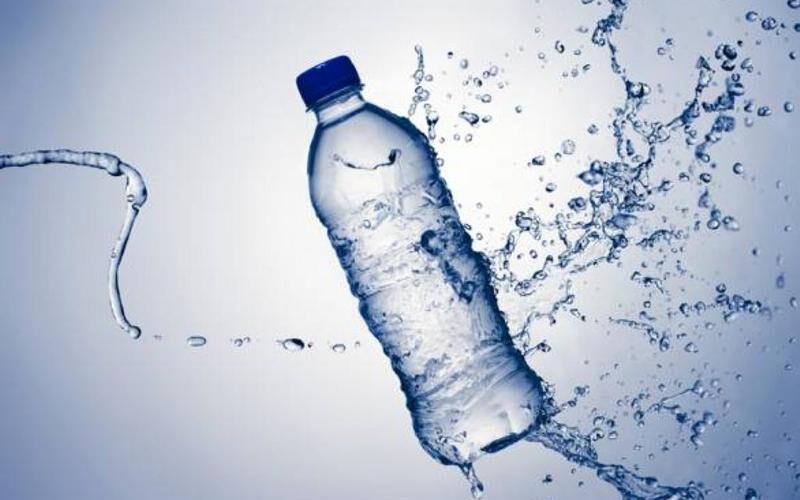 تحذير خطير من شرب الماء في زجاجات بلاستيكية
