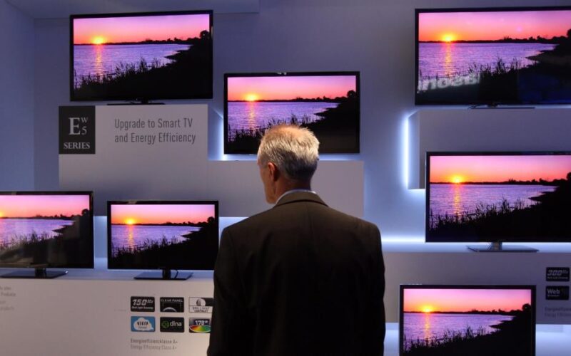 التلفاز الذكي : إمكانية مشاهدة مقاطع الفيديو من الإنترنت على شاشة كبيرة بدقة وضوح