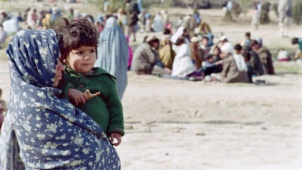 مأساة من كابل.. أم أفغانية تبيع رضيعها لعلاج طفلتها