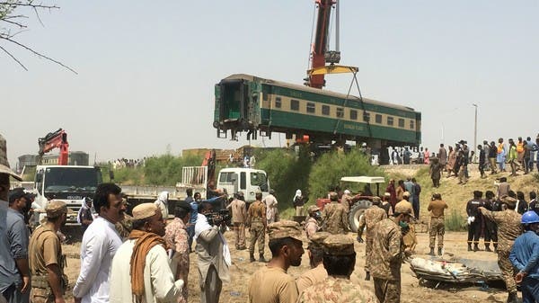ارتفاع حصيلة حادث القطار في باكستان إلى 63 قتيلاً