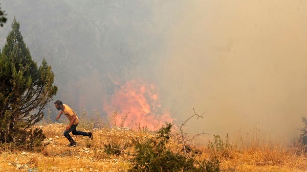 لبنان يكافح لاحتواء حرائق ضخمة مستمرة لليوم الثالث