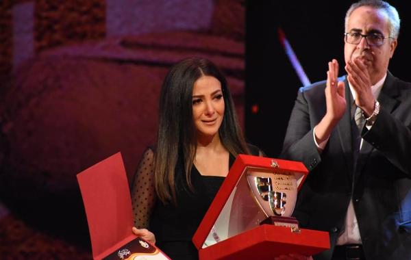 بالفيديو: رامي رضوان يدعم زوجته دنيا سمير غانم بعد بكائها في حفل تكريم والديها
