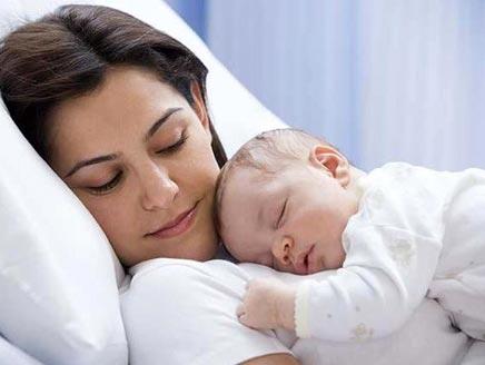 نوم الام جانب  الطفل  مفيد جدا
