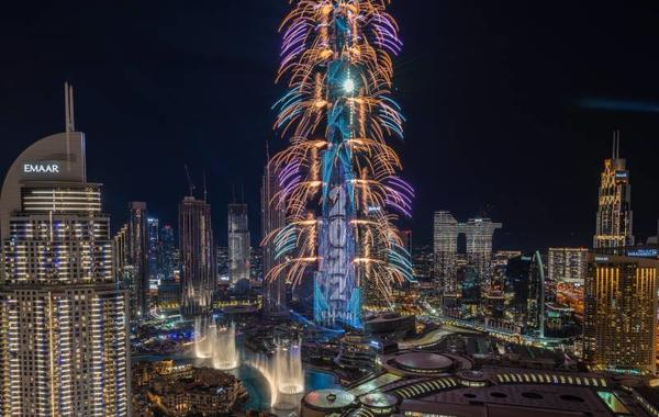 برج خليفة يحتفل بالعام الجديد ويتزين بالعلم الإماراتي في مشهد مبهر بالألعاب النارية