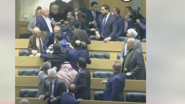 شاهد.. عراك ولكمات بين النواب تحت قبة البرلمان الأردني