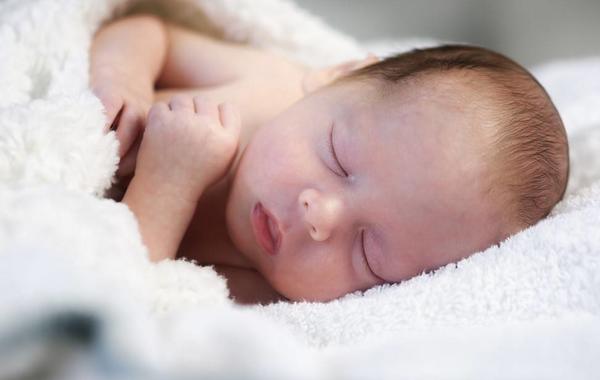 كيفية تنظيم نوم الطفل حديث الولادة بطرق مبتكرة
