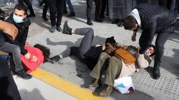 أردوغان وحزبه: الشرطة التركية تواجه ناشطات احتججنّ على قرار لأردوغان