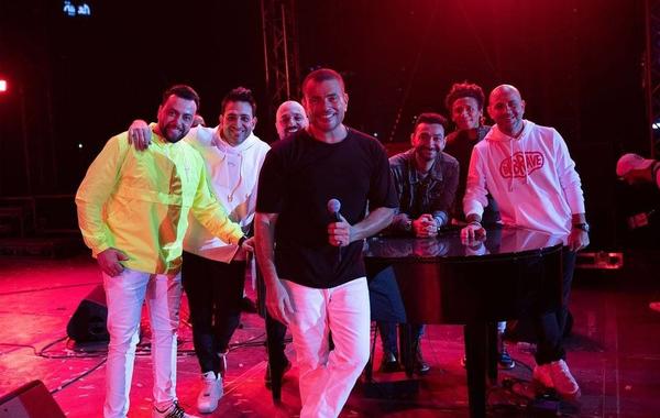 عمرو دياب يفاجئ الجمهور في حفل دبي بمشاركة أبطال ألبومه الغناء معه «أنت الحظ»