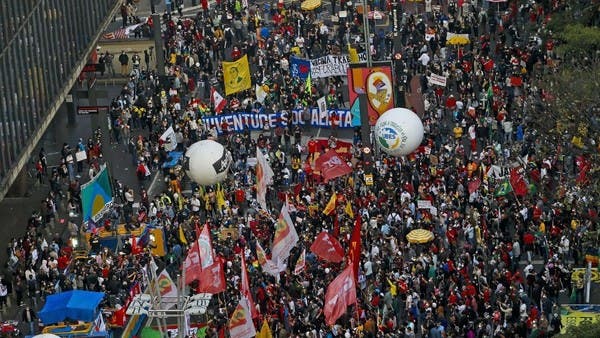 آلاف البرازيليين يتظاهرون ضد بولسونارو.. “هذا فساد”