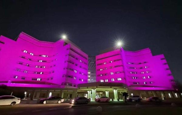 مستشفيات ومراكز صحية تُضاء بالوردي في السعودية بالتزامن مع دخول أكتوبر الوردي