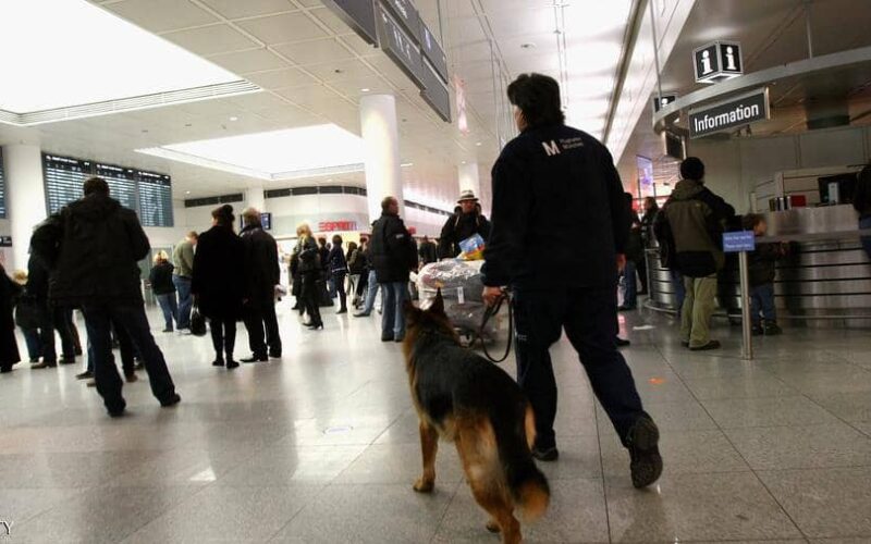 إسباني يدخل من مخرج للطوارئ في مطار ميونيخ والغاء مئة وثلاثين رحلة