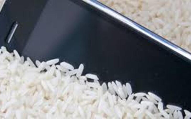 خبراء يحذرون: لا تضعوا هواتفكم في الأرز بعد سقوطها في الماء