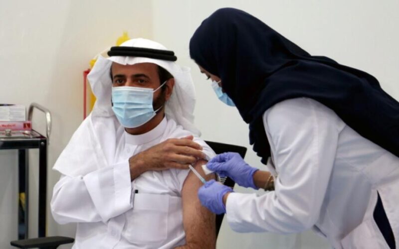 وزير الصحة السعودي يتلقى أول جرعة من لقاح كورونا