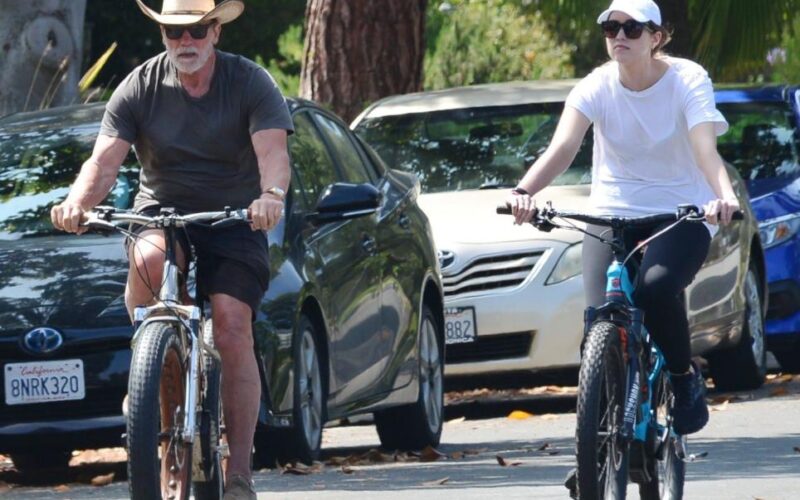 أرنولد شوارزينجر يستمتع بركوب الدراجة مع ابنته كريستينا