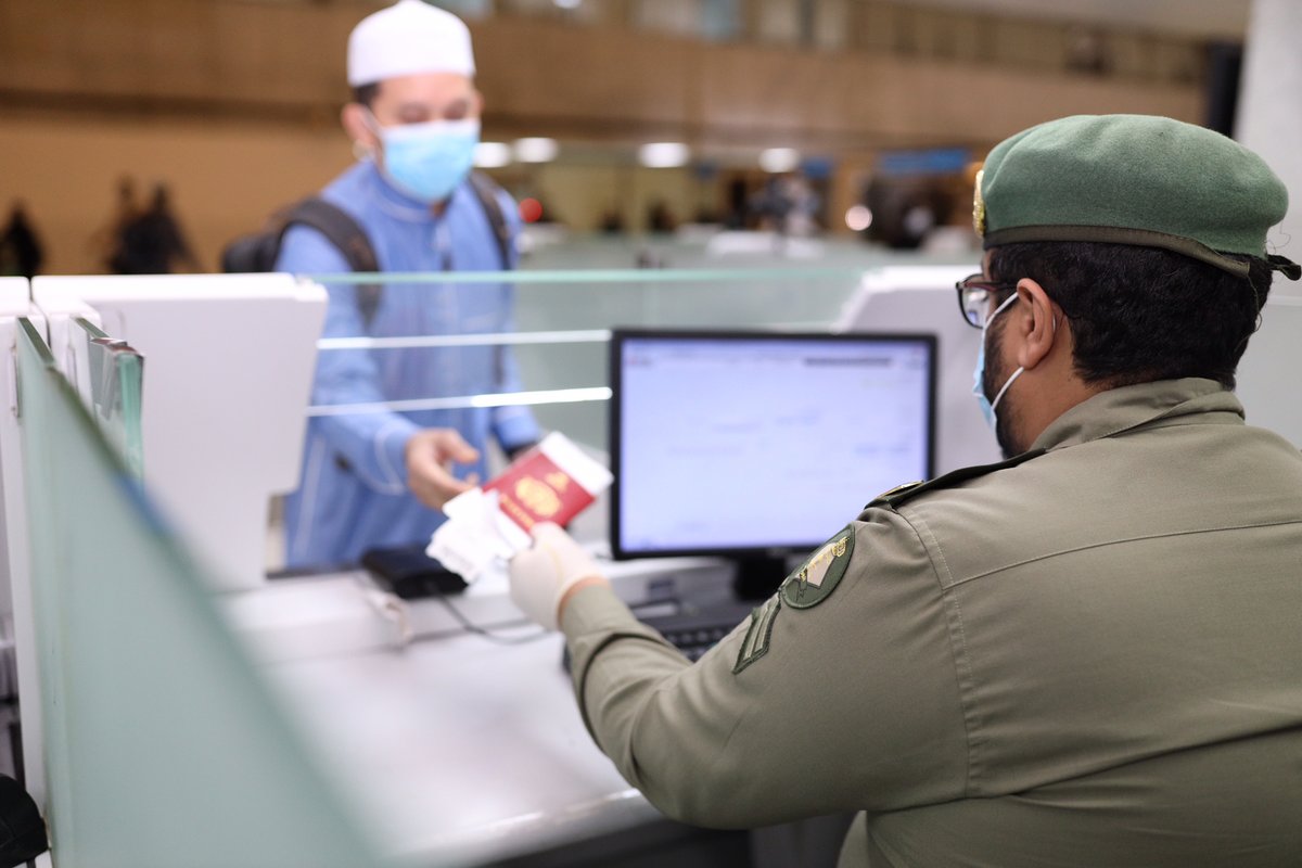 الجوازات السعودية: يمكن للمقيم السفر إلى خارج المملكة لكن بشرطين