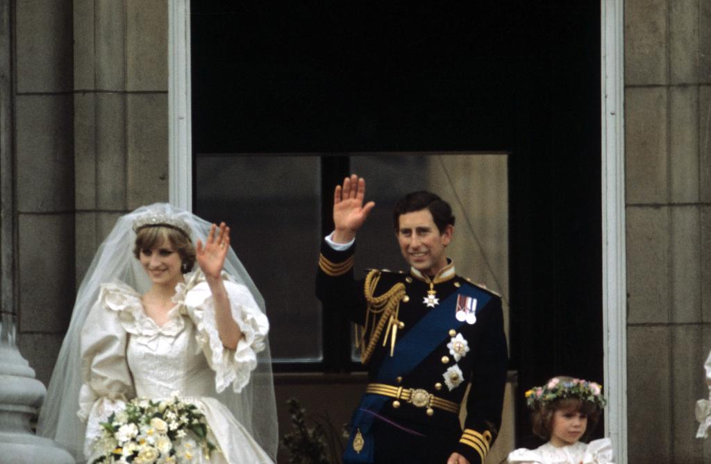 بعد أربعين عاماً.. فستان زفاف الأميرة ديانا يدخل أروقة المحاكم