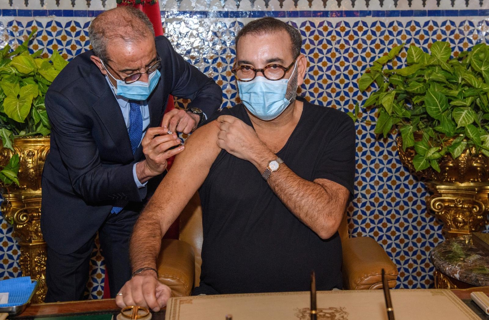العاهل المغربي يدشن حملة التلقيح ضد كوفيد-19