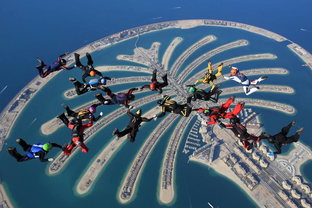 "سكاي دايف دبي" تجربة فريدة من نوعها لمحبي القفز بالمظلات