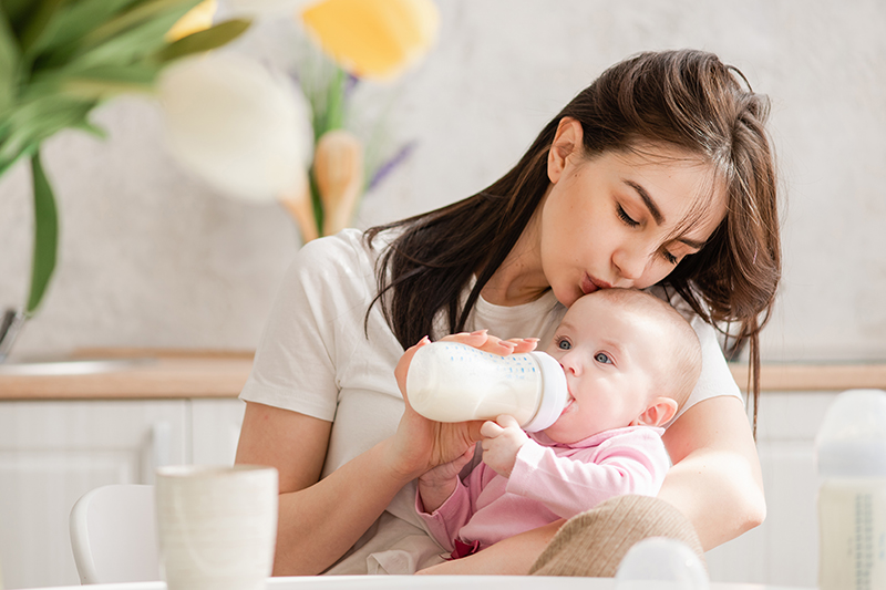 كيفية إطعام الطفل الرضيع في الشهر الثالث