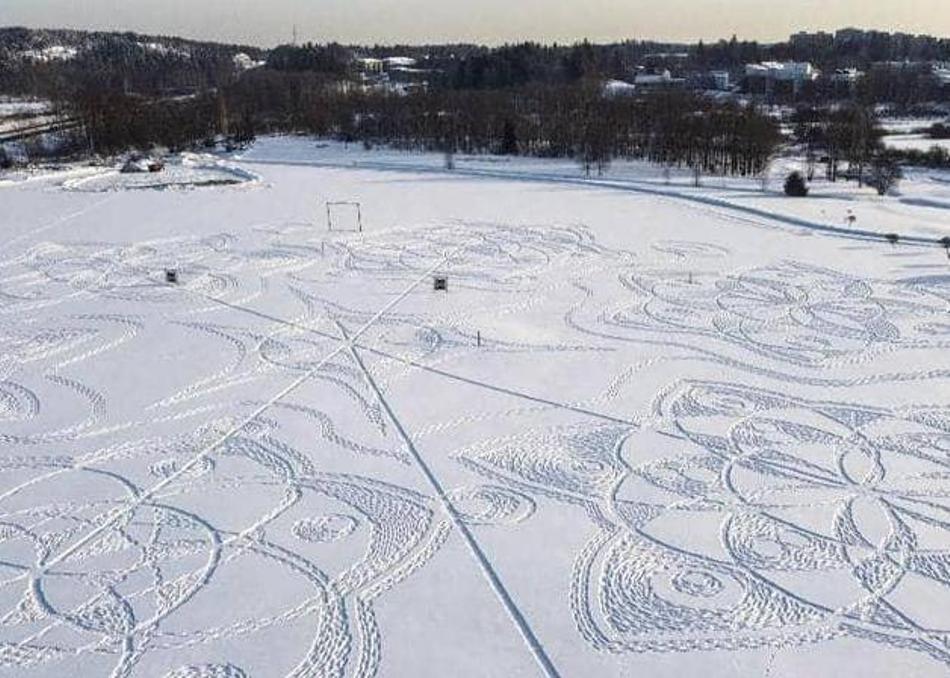 فنلندي يحوّل الثلوج إلى لوحة فنية