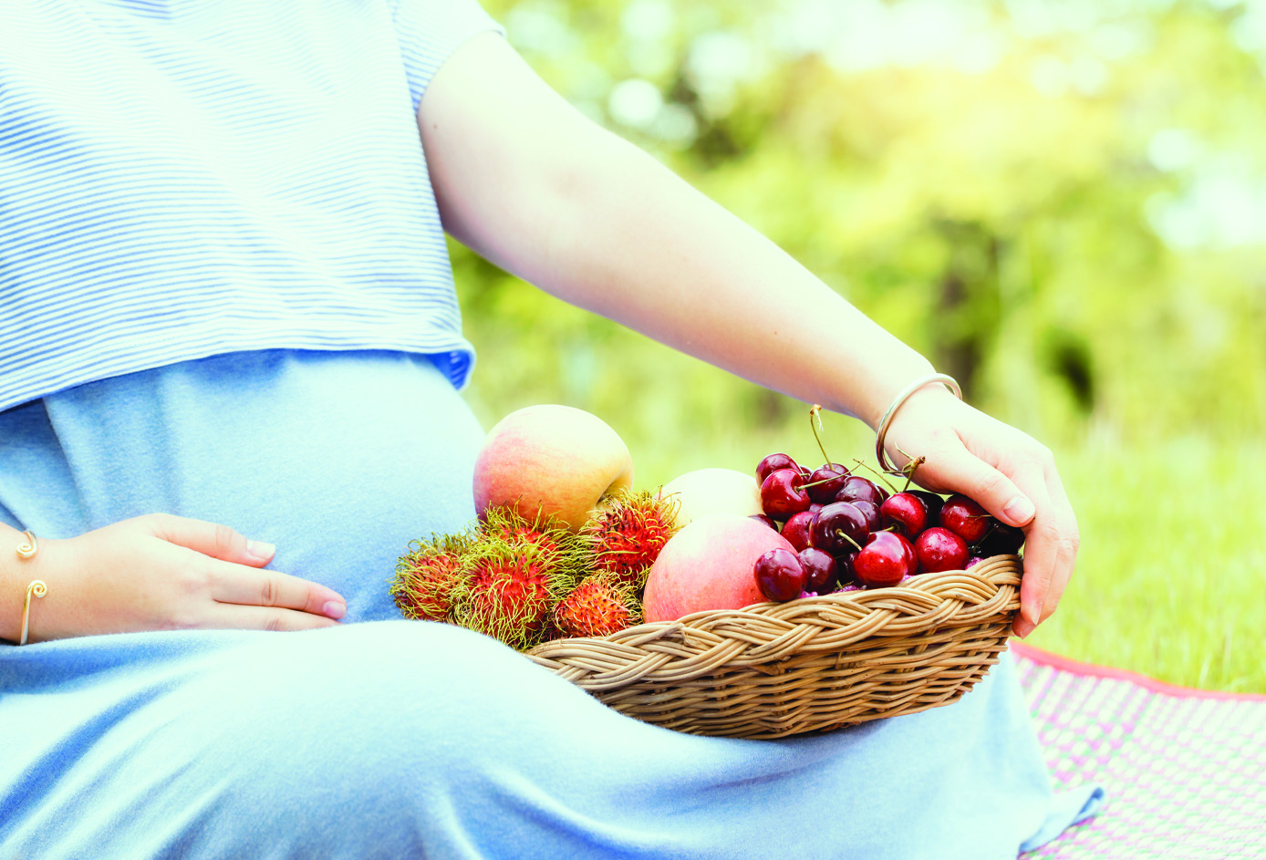 فوائد وأضرار فاكهة "الباشن " للحامل