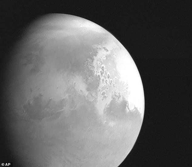 مركبة الفضاء الصينية ترسل صورًا في رحلتها حول المريخ