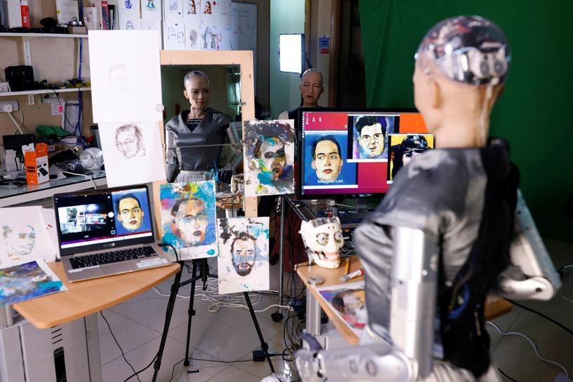 الروبوت صوفيا تصنع قطعة فنية رقمية وتبيعها بـ700 ألف دولار