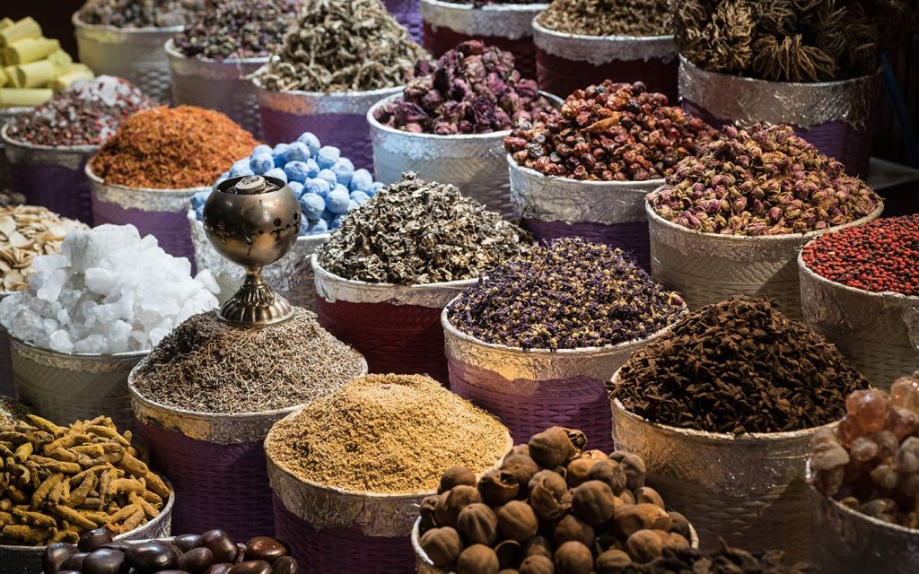  سوق التوابل في دبي "الدويات".. روائح زكية وألوان تجذب الزوار