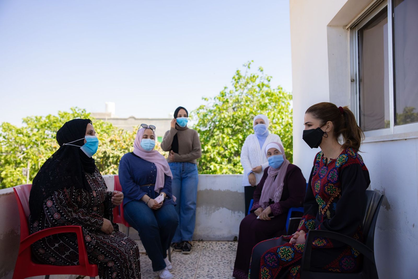 الملكة رانيا تزور قرية الفيصلية في مادبا وتلتقي سيدات جمعية اليسرى الخيرية